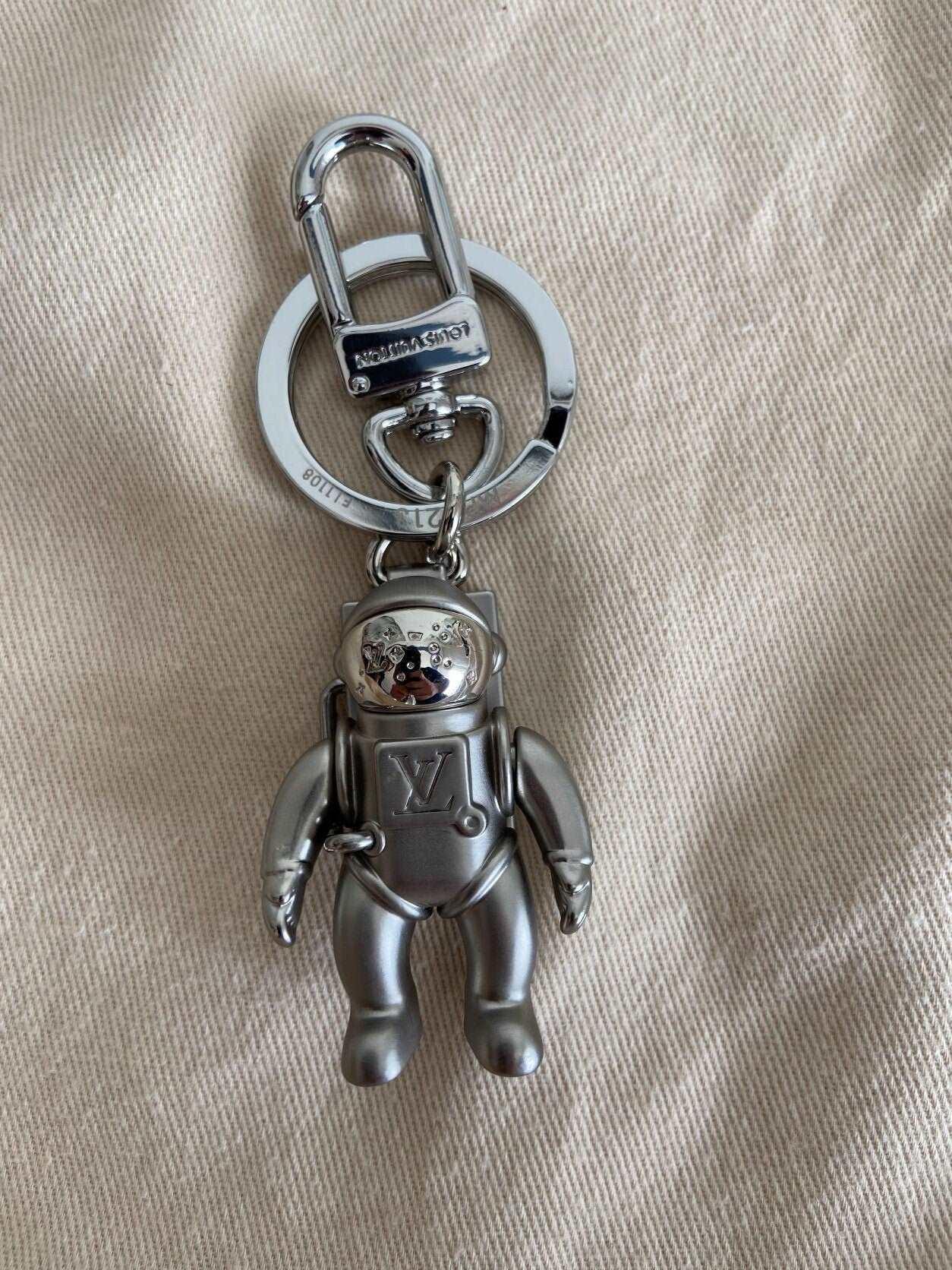 Astronaut Keychain Louis Vuitton MP2213 Silver - Tracesilver