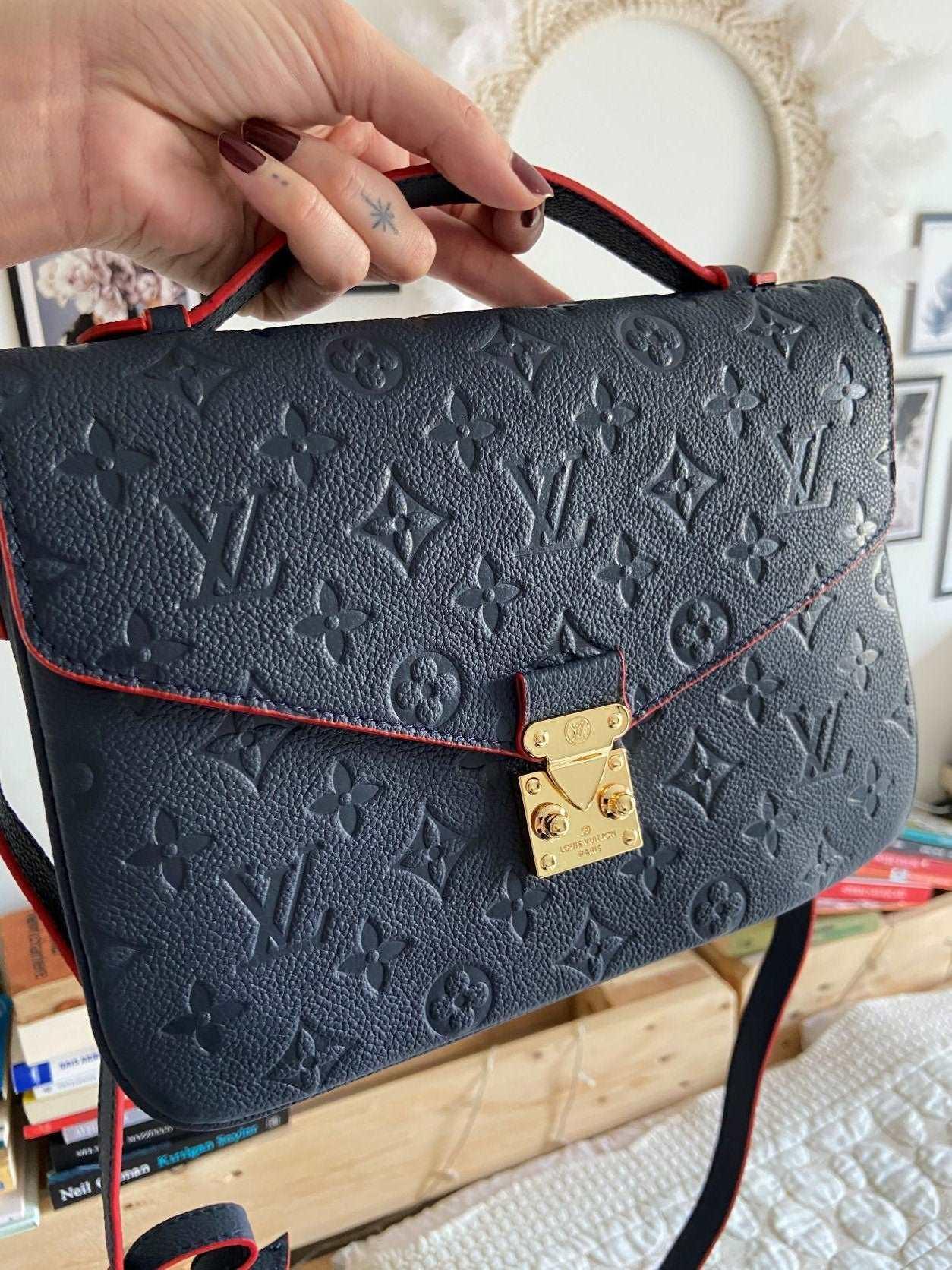 Louis vuitton empreinte best sale pochette metis marine rouge