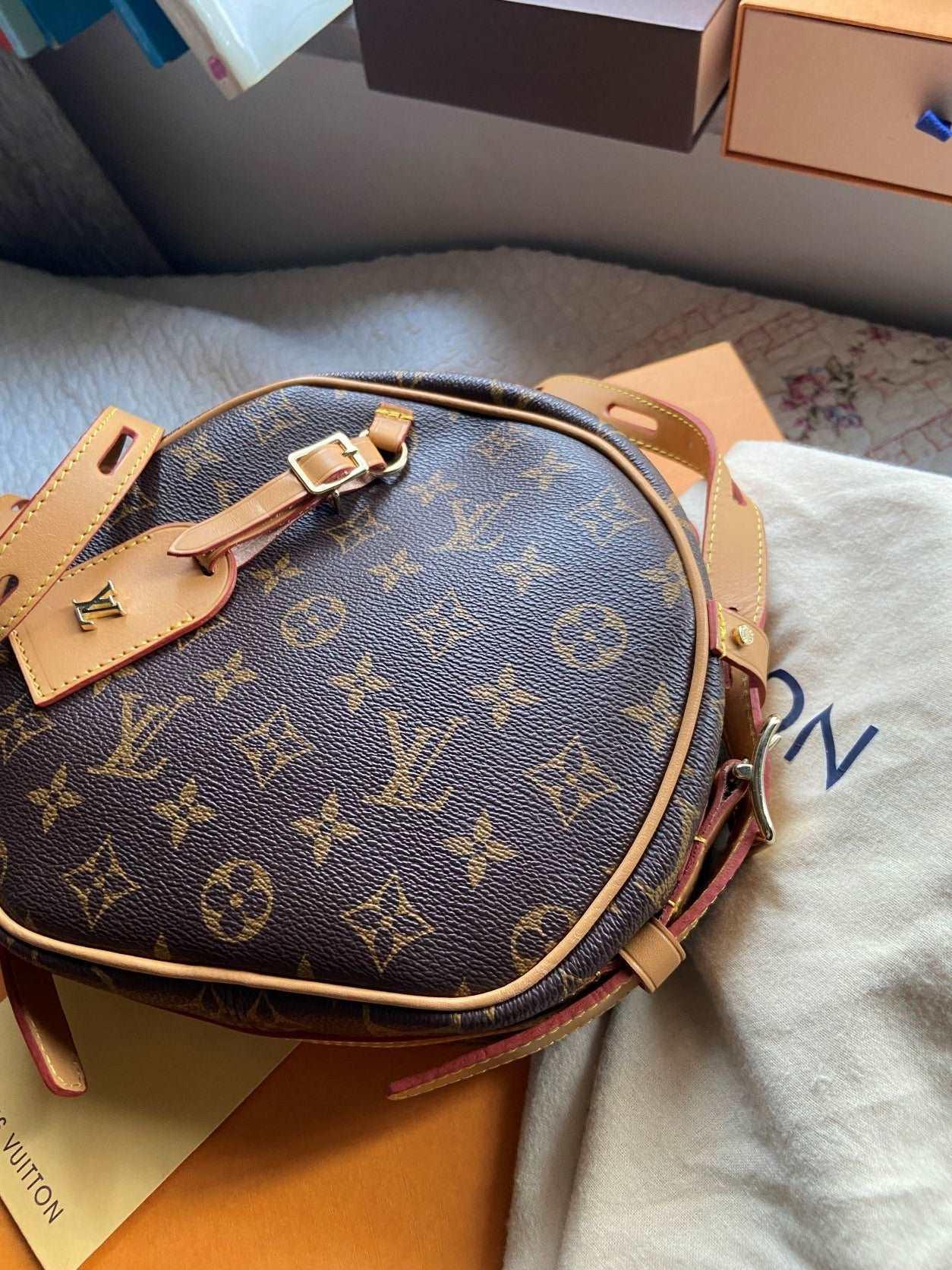 Lous Vuitton BOITE CHAPEAU SOUPLE Mm Handbag LVV - Tracesilver